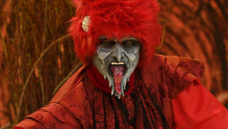 Mulți dintre invitații Revelionului Starurilor 2021 au crezut că sub masca Diavolului se afla, de fapt Costi Ioniță