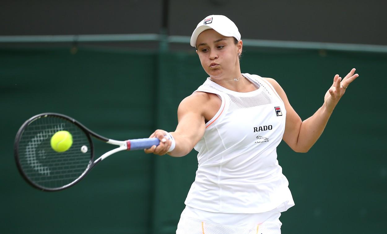 Australianca Ashleigh Barty, într-o ținută albă, pe terenul d etenis