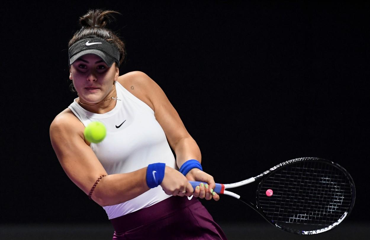 Bianca Andreescu, purtând un maiou alb, pe terenul d etenis