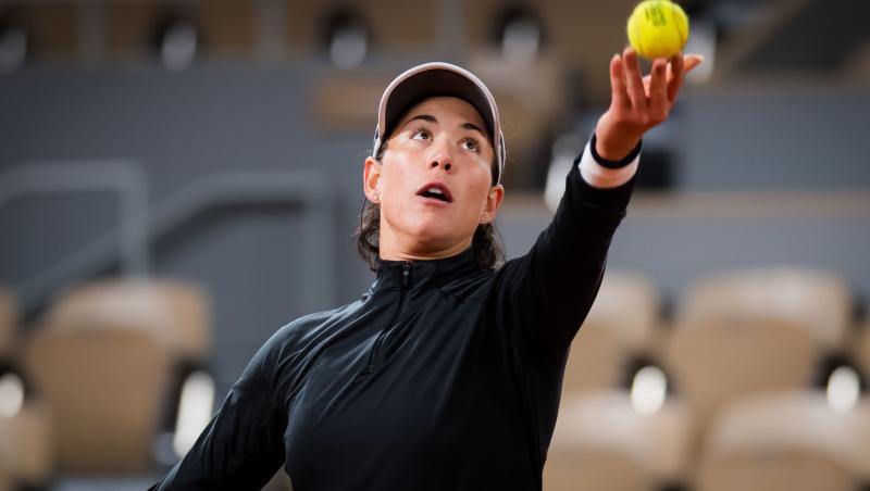 tenismena din Spania Garbiñe Muguruza, într-o ținută neagră, pe terenul de tenis