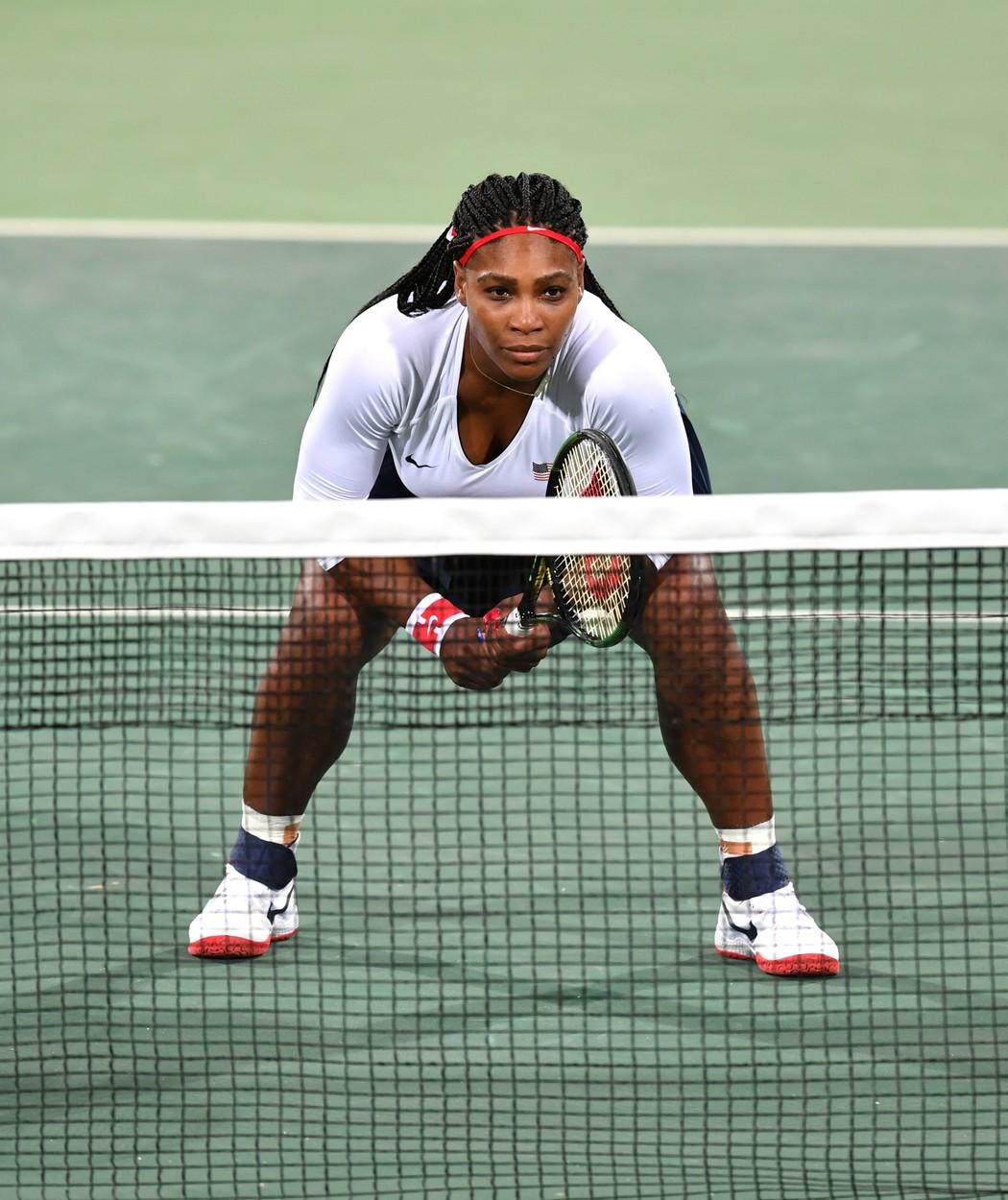 Serena Williams, într-o ținută albă, pe terenul d etenis