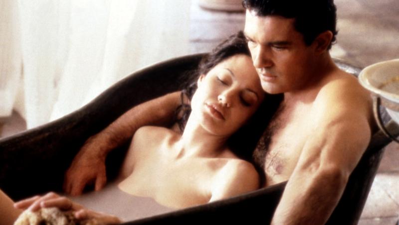 Antonio Banderas și Angelina Jolie, într-o scenă celebră din filmul "Original Sin"