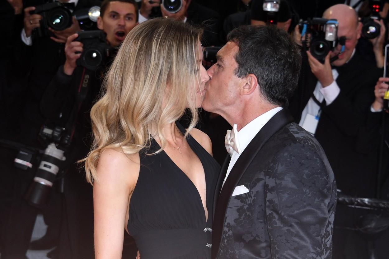 Antonio Banderas și Nicole Kimpel se sărută pe covorul roșu la Festivalul de Film de la Cannes, în 2017
