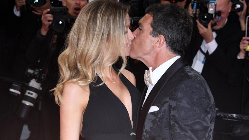 Antonio Banderas și Nicole Kimpel se sărută pe covorul roșu la Festivalul de Film de la Cannes, în 2017