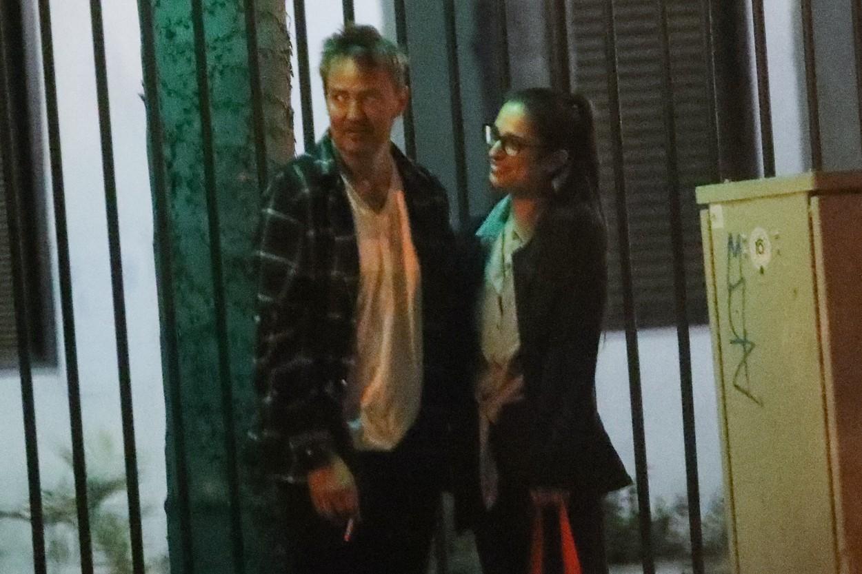 Matthew Perry și Molly Hurwitz surprinși în timpul unei discuții amicale. Cei doi poartă haine casual, iar actorul fumează