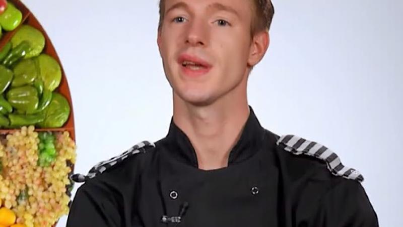 Adrian Luca în platoul emisiunii „Chefi la cuțite”, sezonul 8, dând un interviu