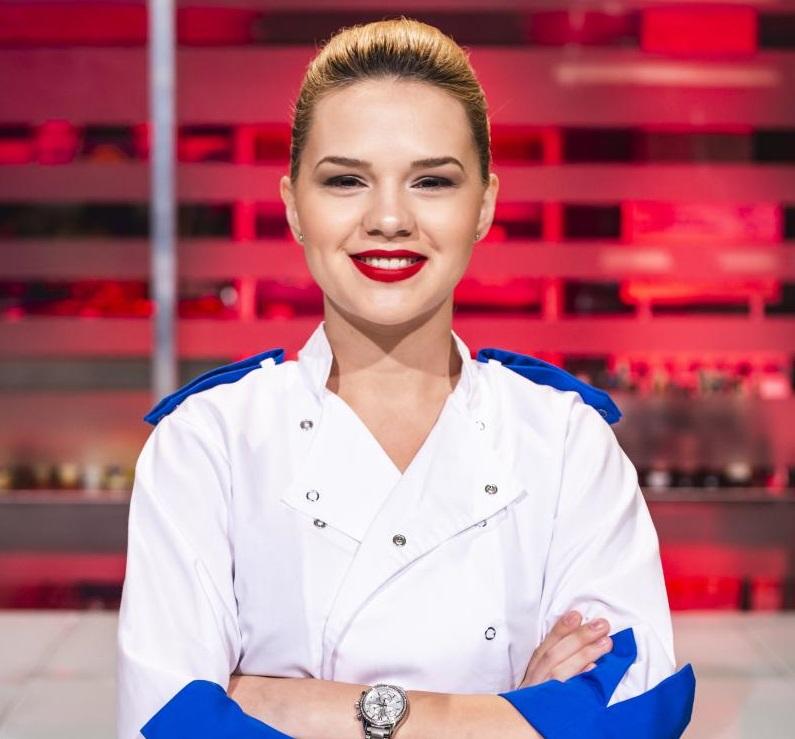 Rahela Pâslaru, purtând tunica de bucătar în bucătăria emisiunii „Chefi la cuțite” sezonul 8