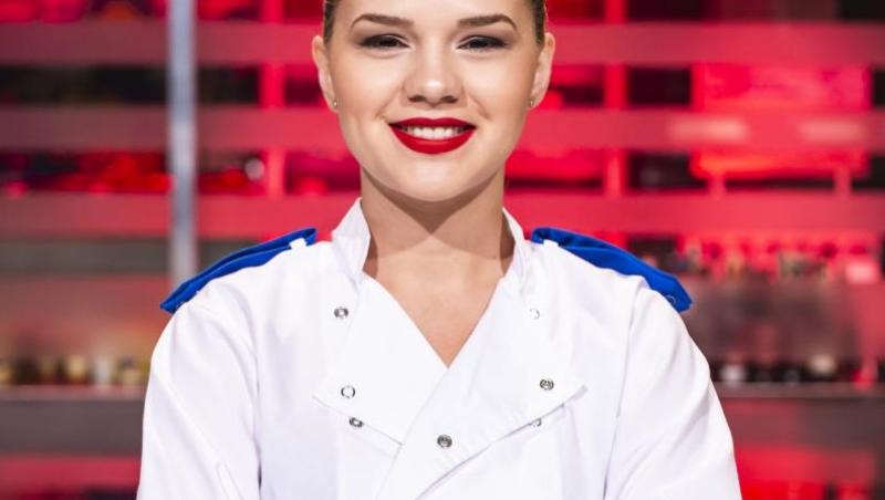 Rahela Pâslaru, purtând tunica de bucătar în bucătăria emisiunii „Chefi la cuțite” sezonul 8