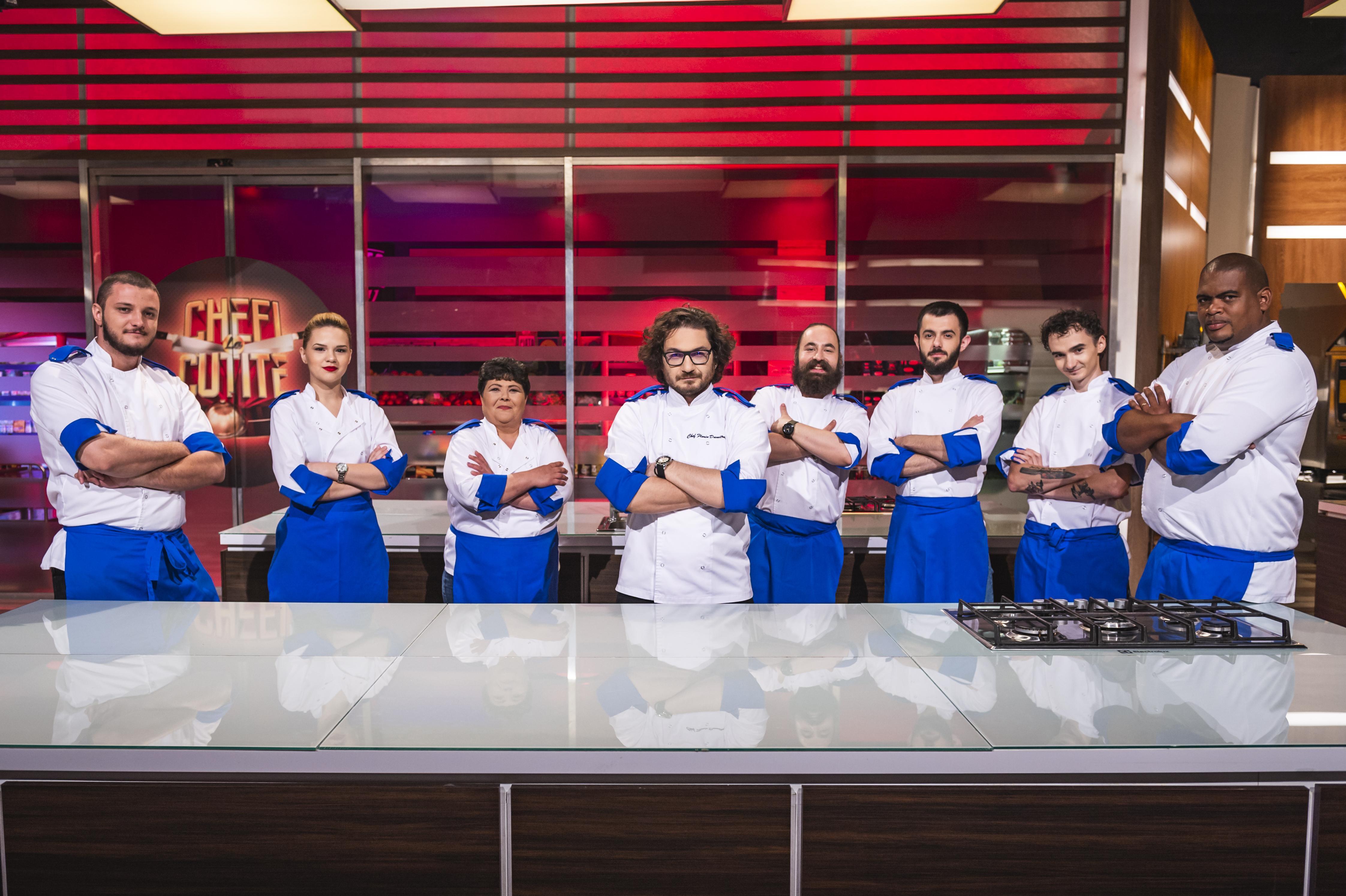 Rahela Pîslaru și ceilalți membri ai echipei albastre condusă de Florin Dumitrescu la „Chefi la cuțite” sezonul 7