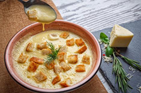 Rețetă de supă cremă de brânzeturi cu usturoi, perfectă pentru sezonul rece