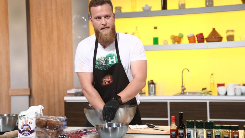 Robert Vasiliu (Ragnar Vikingul), gătind în bucătăria „Chefi la cuțite”, sezonul 8