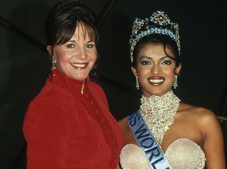 Priyanka Chopra alături de organizatoarea concursului internațional de frumusețe Miss Univers 2000