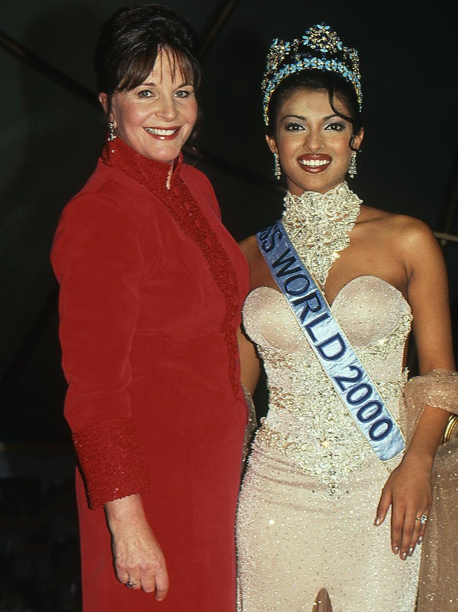 Priyanka Chopra alături de organizatoarea concursului internațional de frumusețe Miss Univers 2000