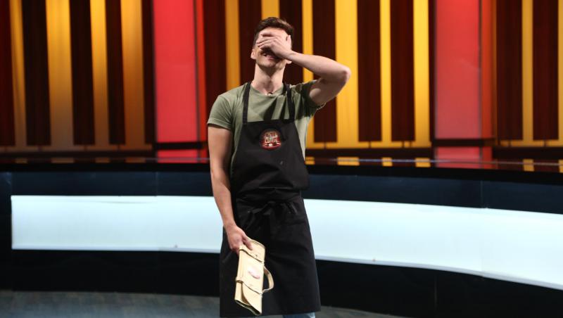 Cristi Boca, purtând șorțul emisiunii Chefi la cuțite, bucurându-se de cuțitul de aur pe care l-a primit de la Scărlătescu