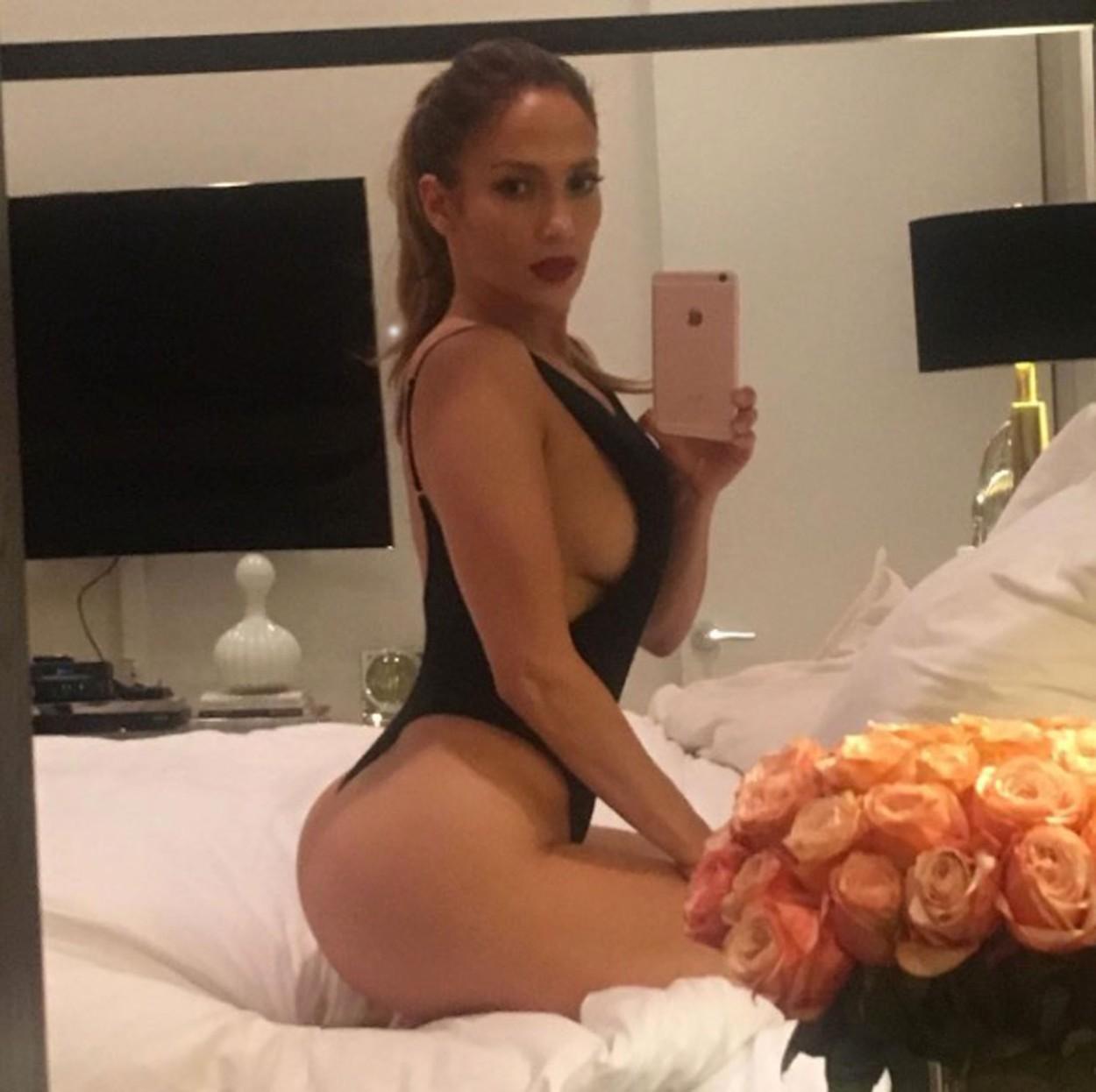 Jennifer Lopez într-un body negru