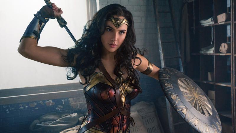 Imagine din Wonder Woman, imbracata in costumul de Femeia Fantastica
