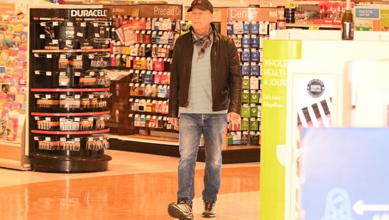 Bruce Willis, surprins fără mască de protecție în timp ce își făcea cumpărăturile
