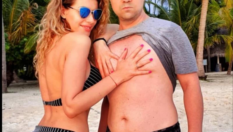 Dan Badea, pe plajă, alături de soția sa, Mădălina, aceasta risicându-i tricoul comediantului