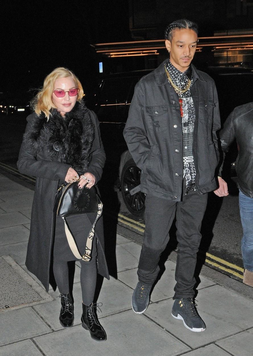 Madonna și Ahlamalik Williams, iubitul său, ținându-se de mână