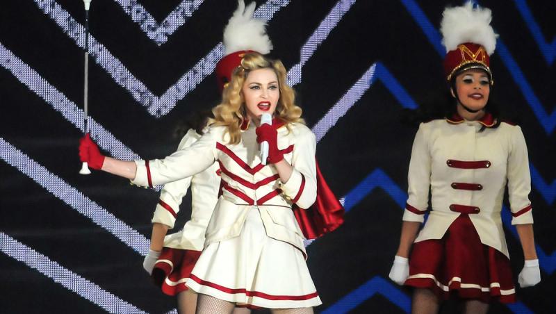 Madonna, pe scenă, în timpul unui concert