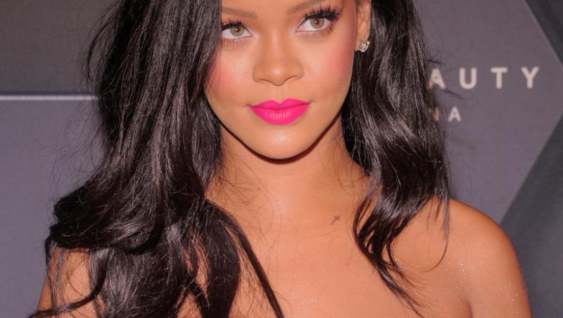 Reclama nerecomandată minorilor. Rihanna s-a lăsat filmată în cea mai fierbinte ipostază, cu bustul acoperit doar de plasturi