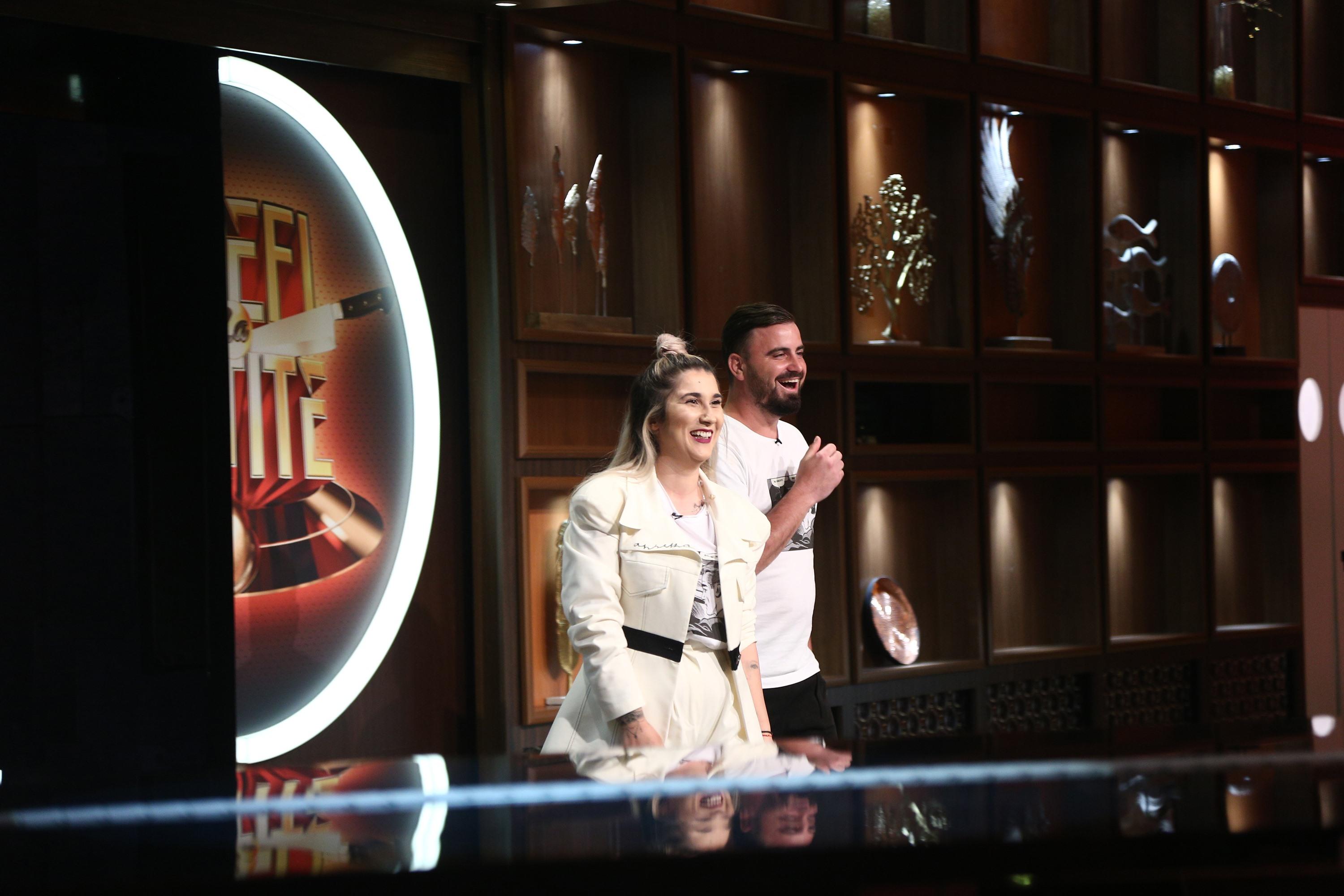 Adda și Cătălin Rizea, purtând ținute albe, în platoul emisiunii Chefi la cuțite