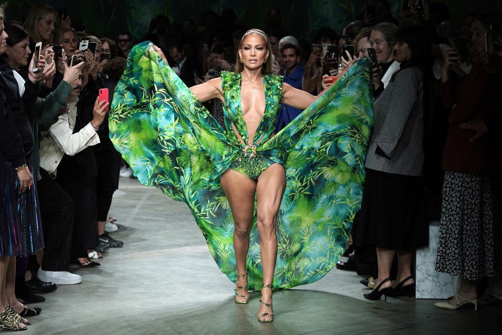 Jennifer Lopez pe podium, intr-o rochie verde provocatoare, iar oamenii o fotografiaza