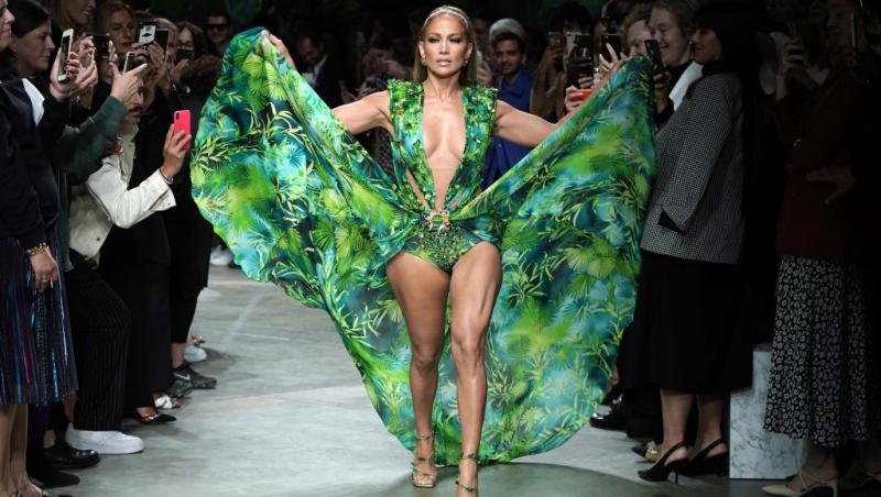 Jennifer Lopez pe podium, intr-o rochie verde provocatoare, iar oamenii o fotografiaza