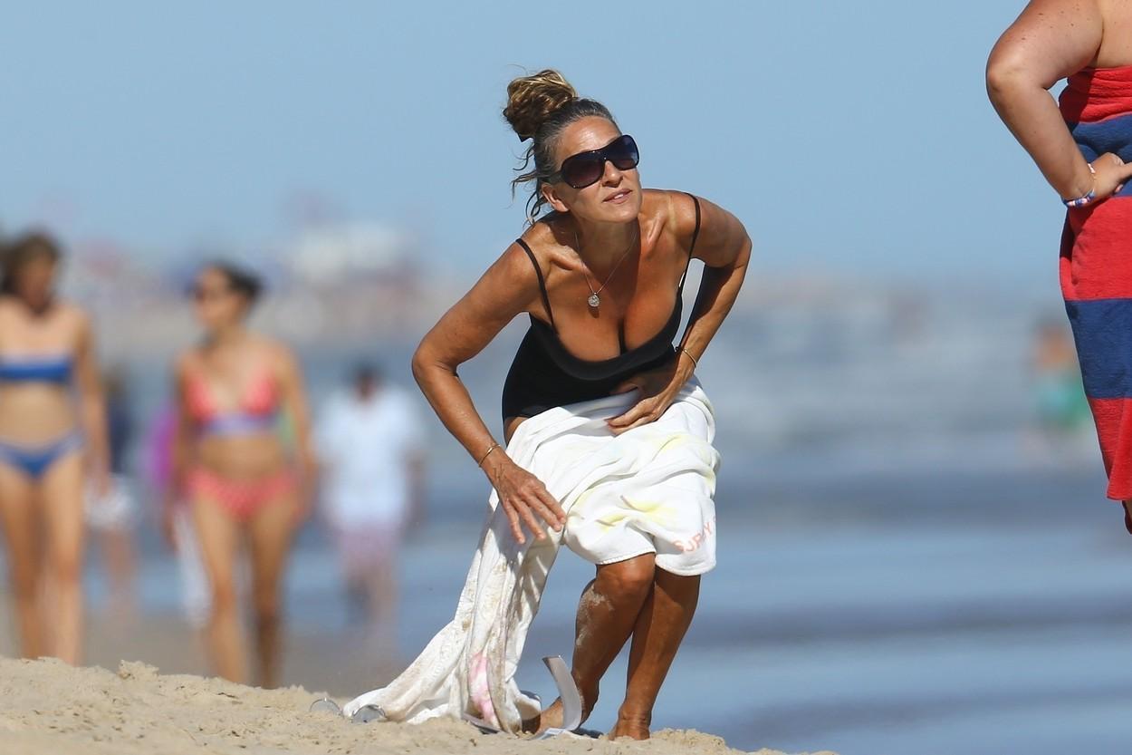 sarah jessica parker pozata la plaja cand se acoperea cu un prosop alb