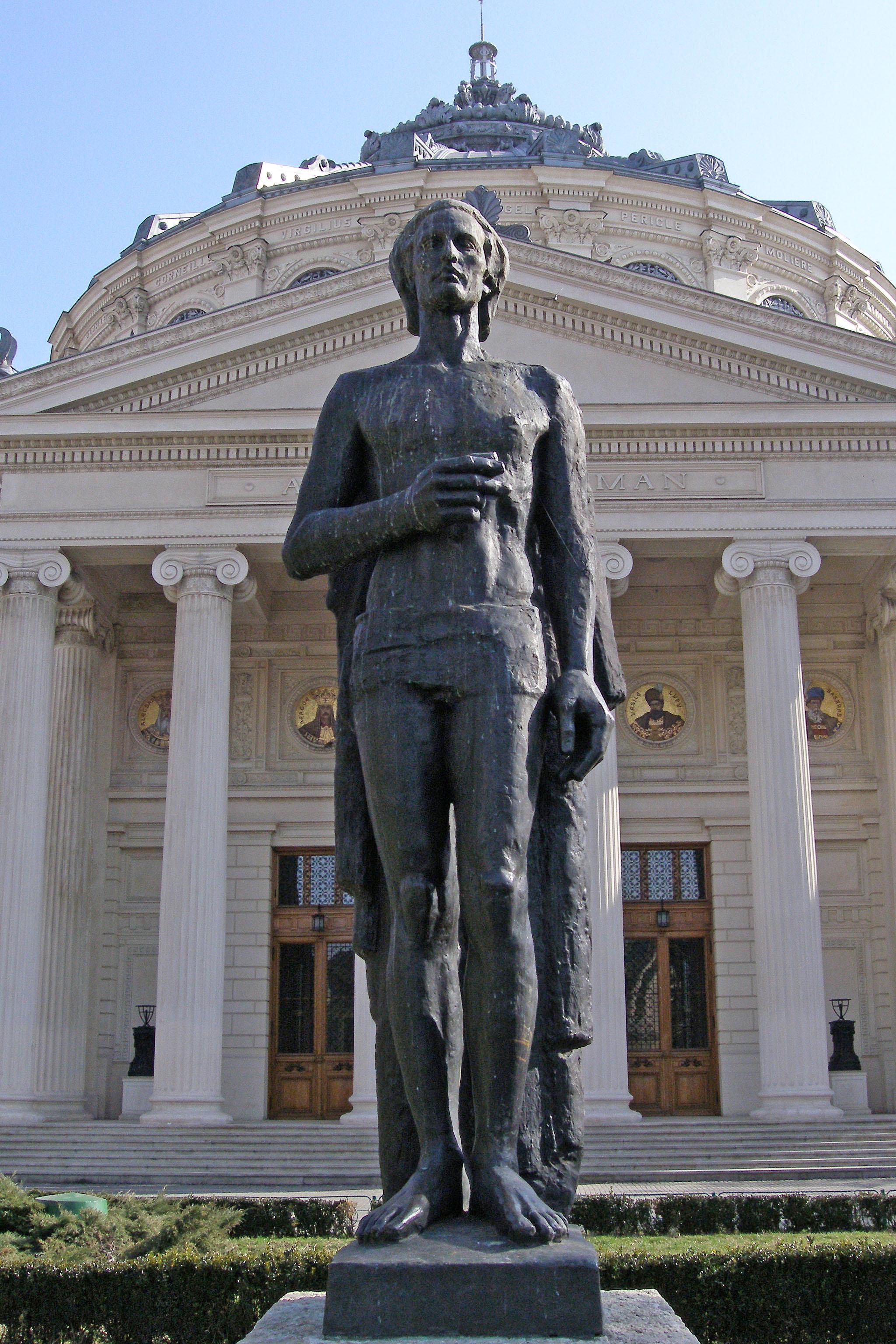Statuia lui Mihai Eminescu de la Atenetul Român, cadru contra-plonje