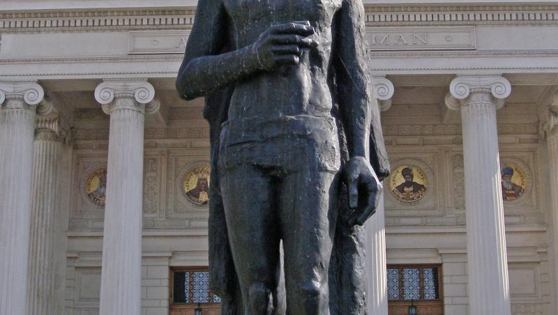 La Ateneul Român din București se regăsește statuia lui Mihai EMinescu