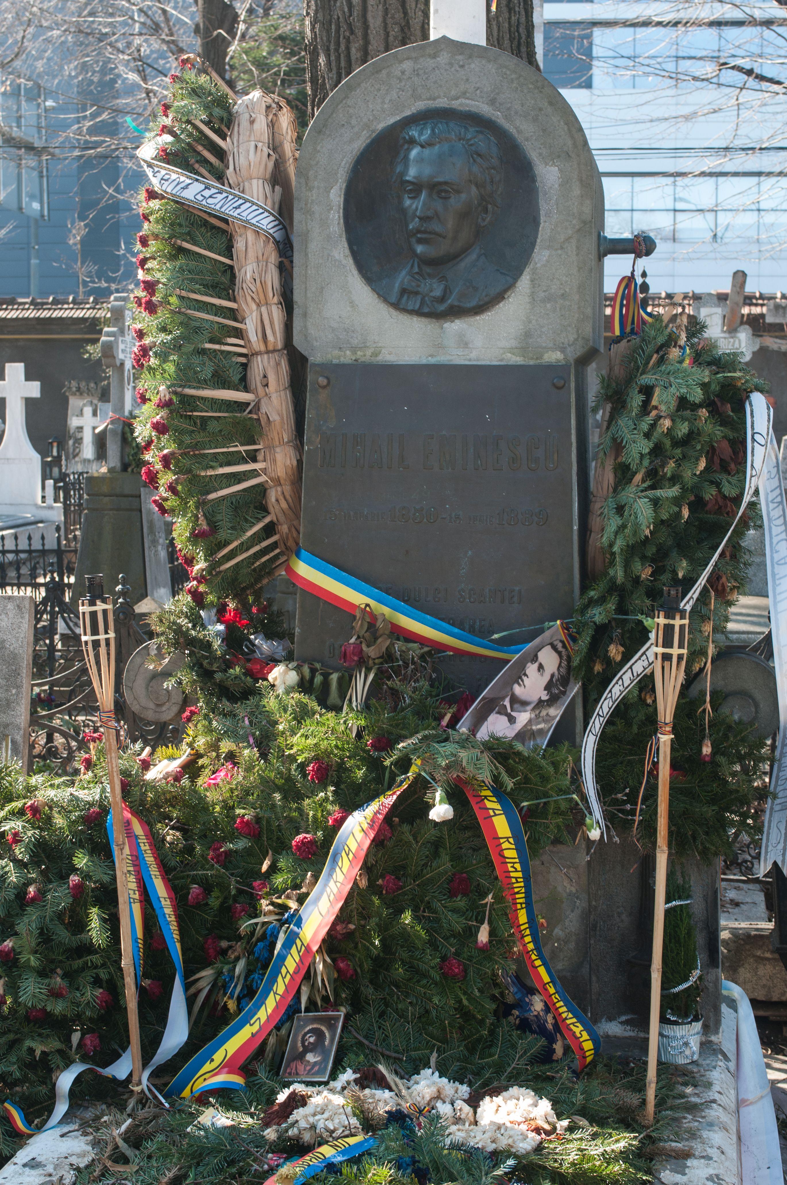 Mormântul lui Mihai Eminescu, acoperit de coroane de flori