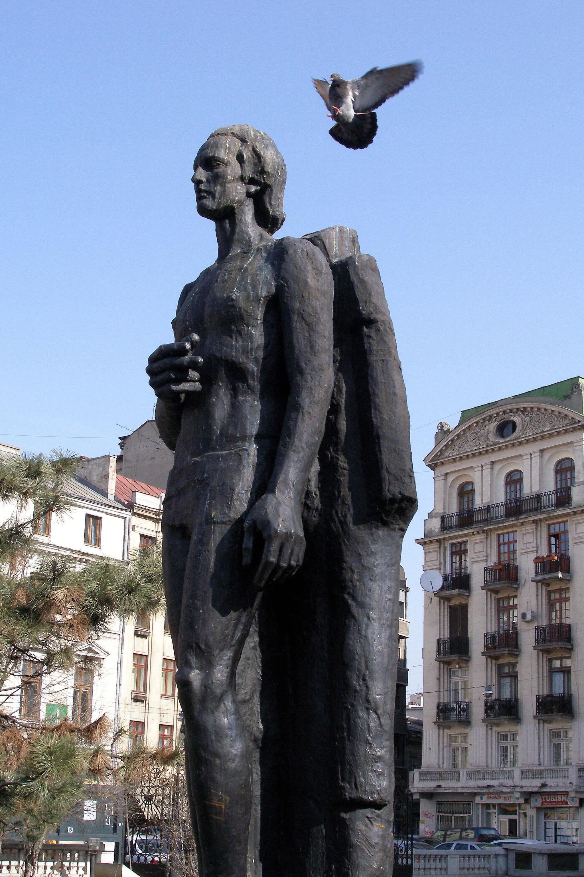 Statuia lui Mihai Eminescu de la Atenetul Român, privită din lateral