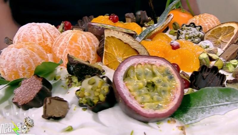 Tort Pavlova cu frișcă și fructe de iarnă