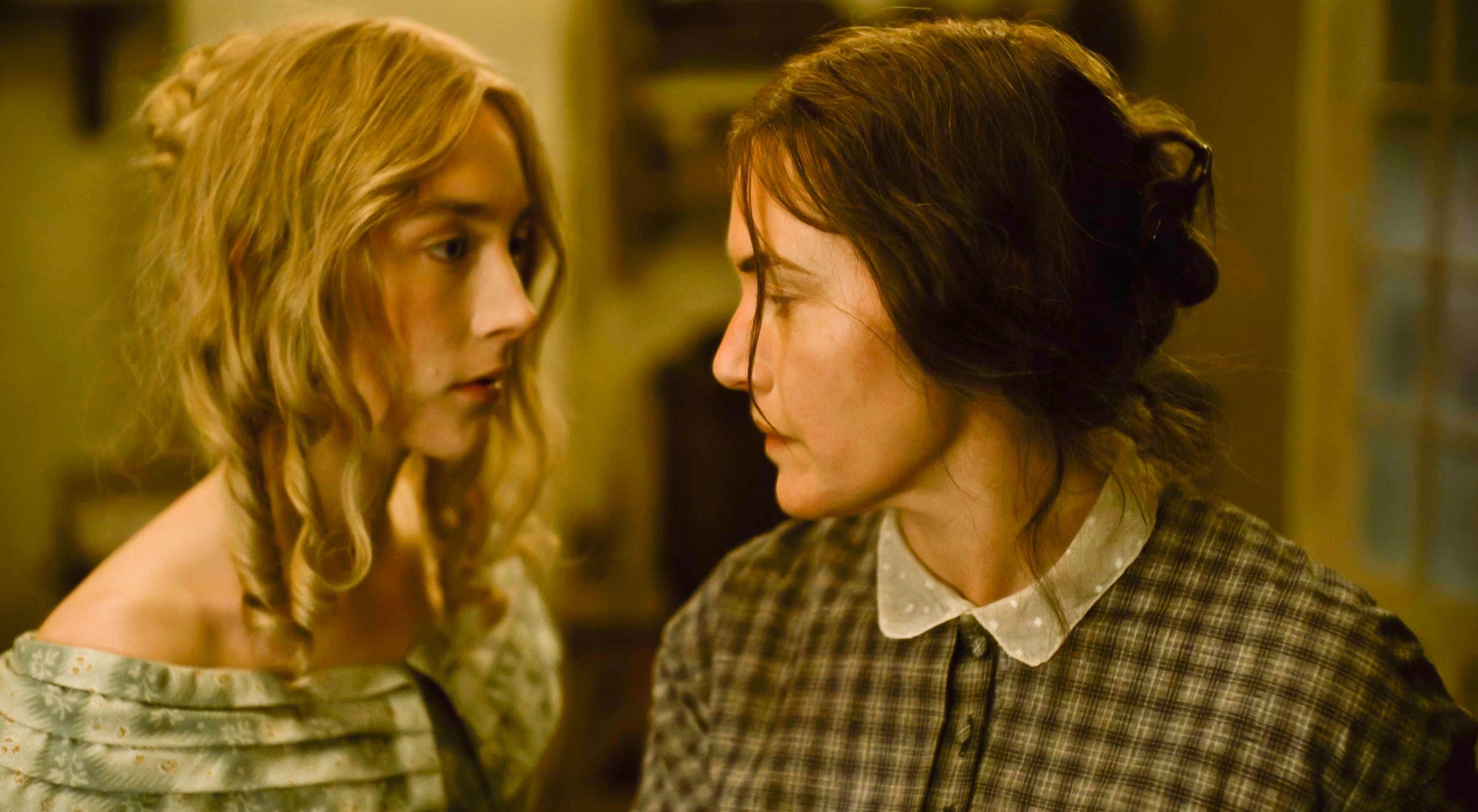 Kate Winslet, Saoirse Ronan, în filmul Ammonite