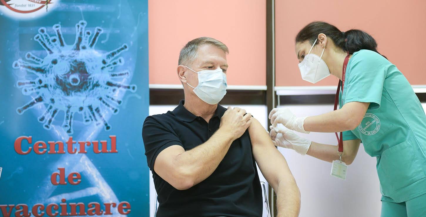 Vaccinarea lui Klaus Iohannis, subiect de meme-uri pe Internet: &bdquo;Știrea e că avem cel mai fit președinte din istoria Rom&acirc;niei&rdquo;