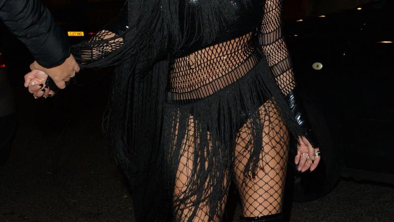 Nicole Scherzinger pe strada, intr-o rochie plasa neagra si cizme pana la genunchi