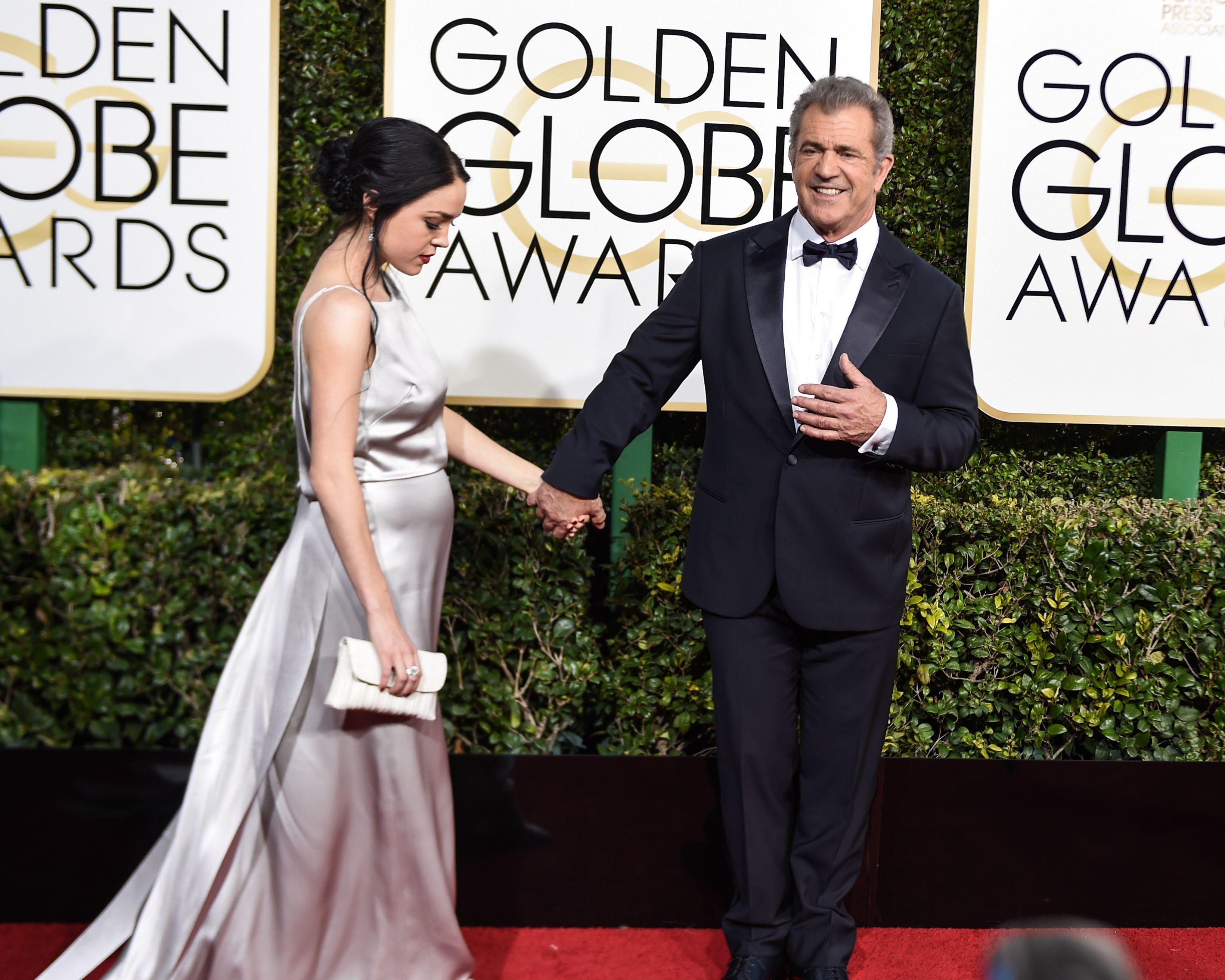 Mel Gibson si Rosalind Ross pe covorul rosu