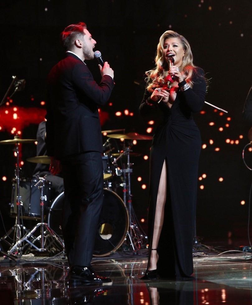 Loredana Groza pe scena X Factor, alaturi de Adrian Petrache, amandoi sunt imbracati in haine negre