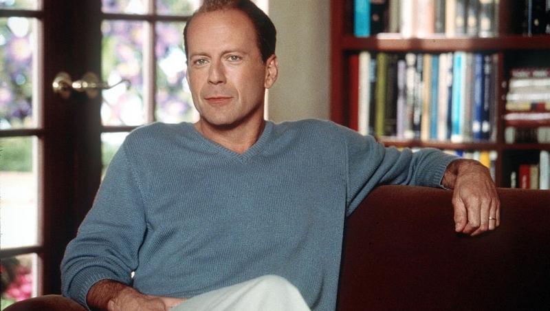 Bruce Willis pe platoul de filmare, intr-o bluza albastra