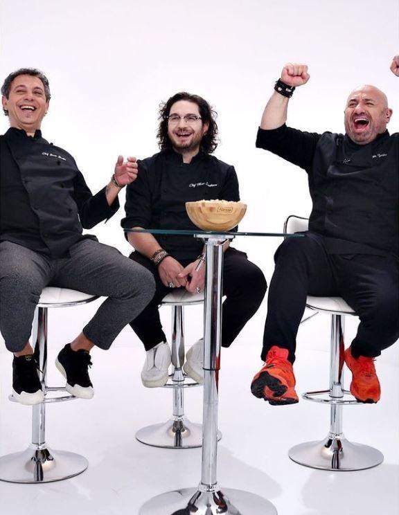 Florin Dumitrescu, Sorin Bontea si Catalin Scrlatescu in platoul Chefi la cutit, imbracati in tunici negre