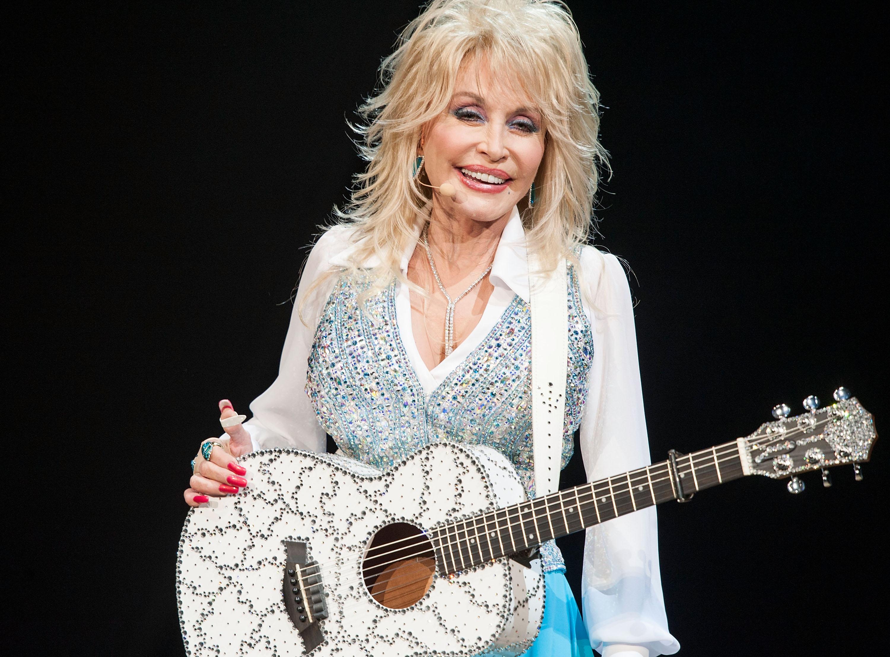Dolly Parton, Glastonbury, costum alb, chitara