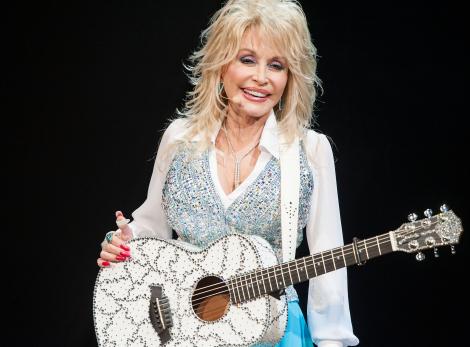 Dolly Parton împlinește 75 de ani. Cum arăta diva country înainte să se transforme cu operațiile estetice
