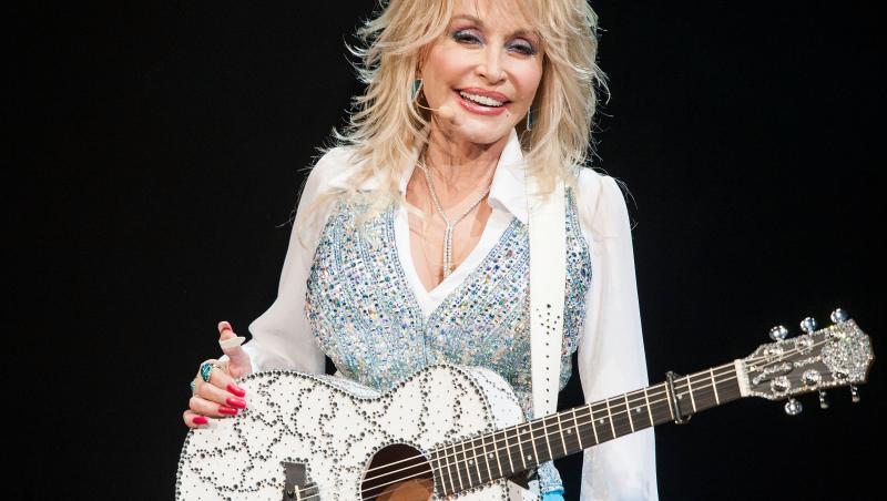 Dolly Parton, Glastonbury, costum alb, chitara