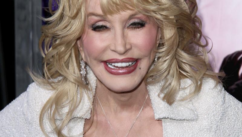 Dolly Parton, covor rosu, bluza alba