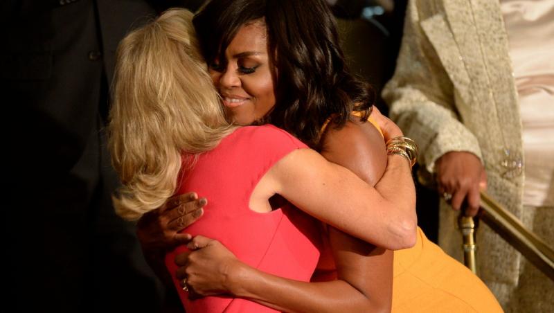 michelle obama, fotografiata cand imbratiseaza o femeie