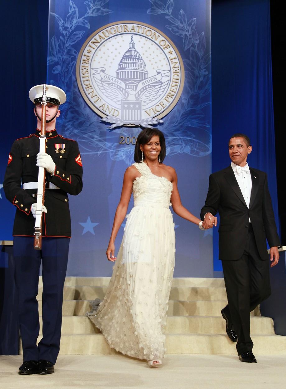 michelle si barack obama, in timpul balului de inaugurare din 2009