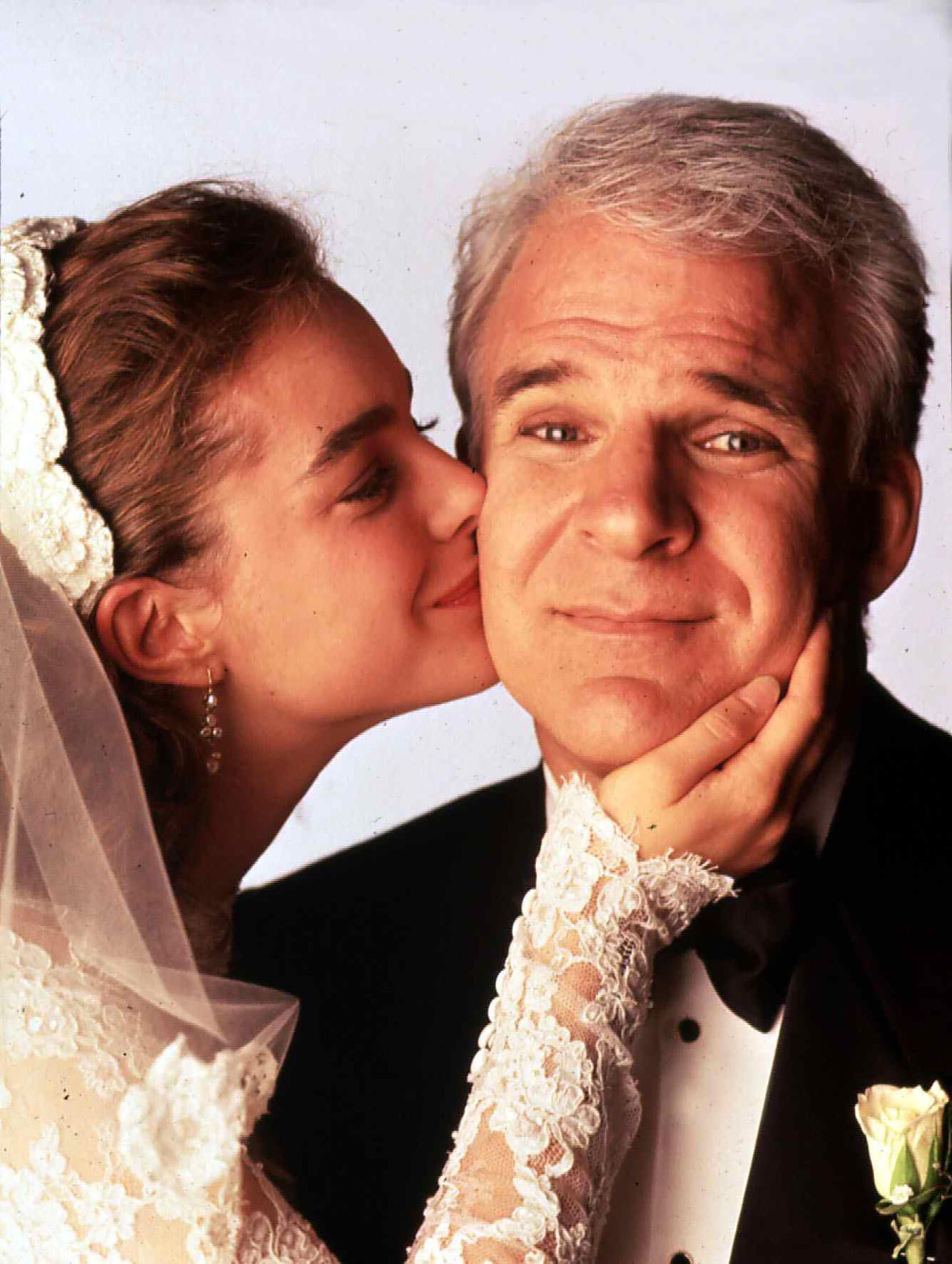 Steve Martin, film, cu fiica sa din film imbracata in rochie de mireasa