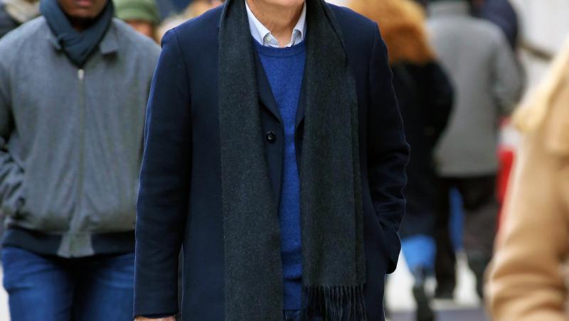 Steve Martin, platou de filmare in New York, imbracat in haine comode de culoare albastra