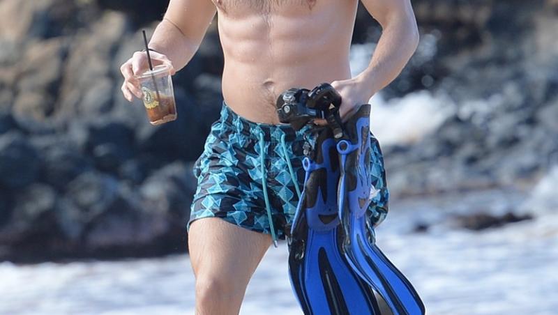 Patrick Schwarzenegger, cadre incendiare pe o plajă din Hawaii